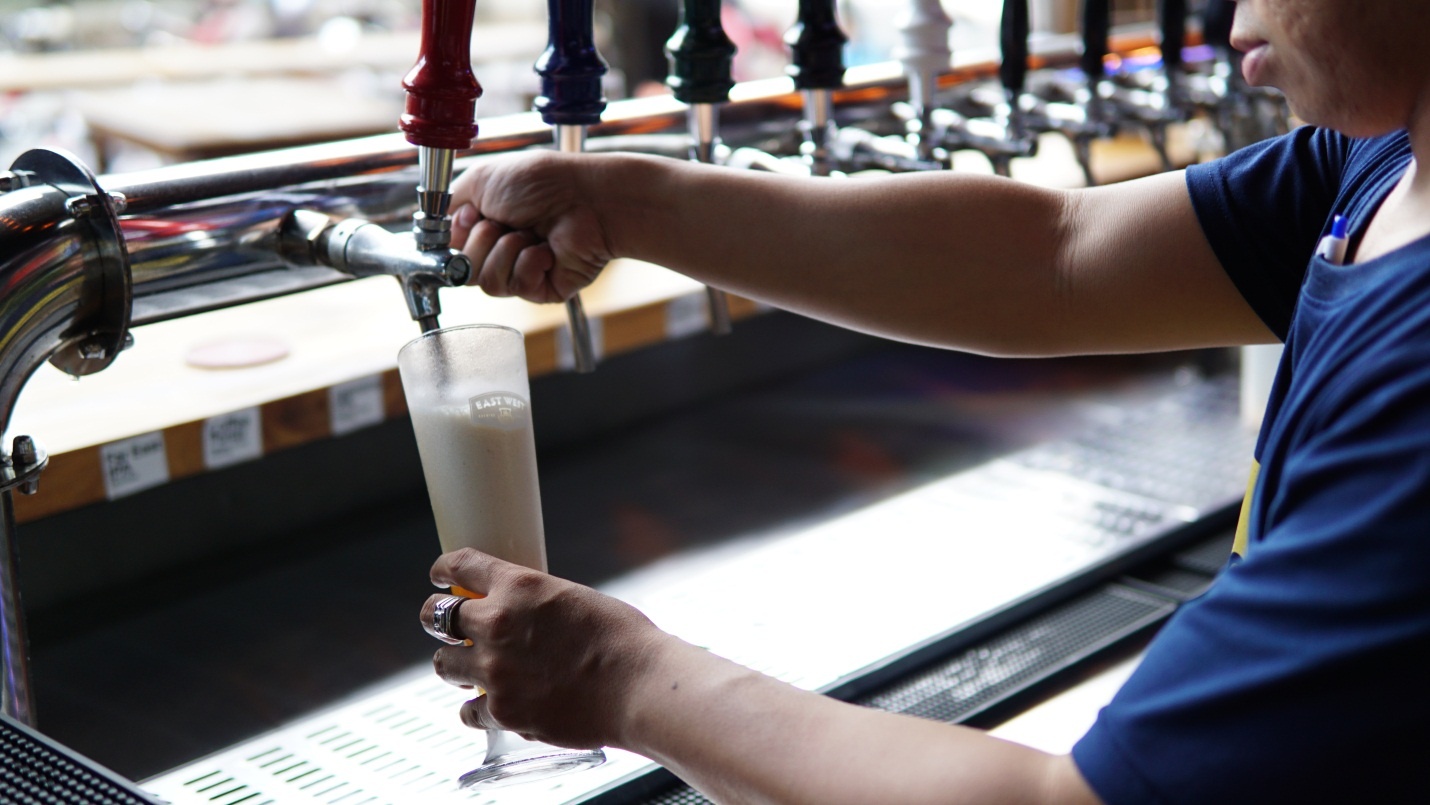 Nem bia thu cong, don gio bien Nha Trang tai Guru Sports Bar hinh anh