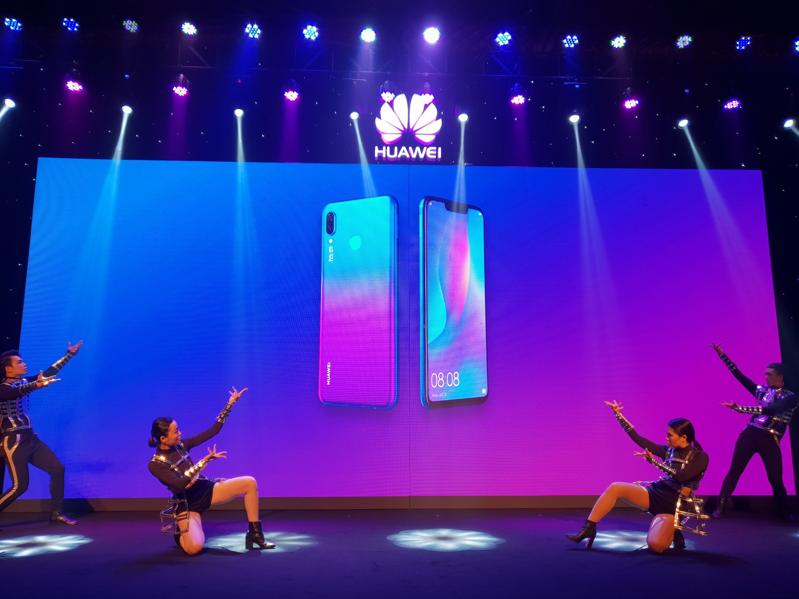 Nova 3i - smartphone dau tien co 4 camera 24 MP kem AI ra mat o VN hinh anh