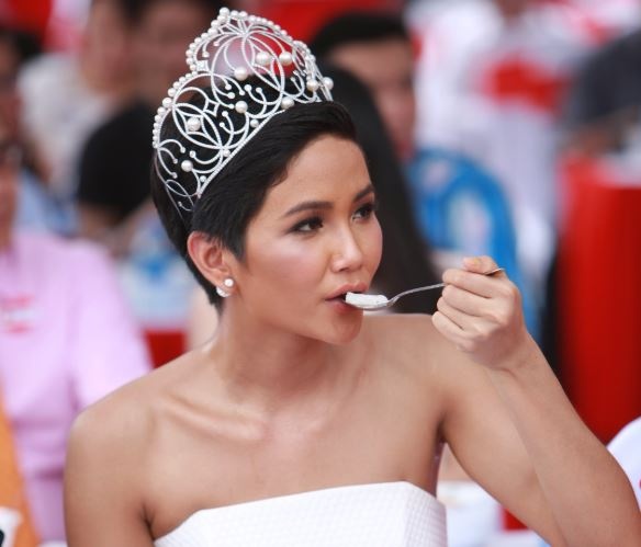 Hoa hau H'Hen Nie thuong thuc to pho khong lo nau tu 100 kg thit bo hinh anh