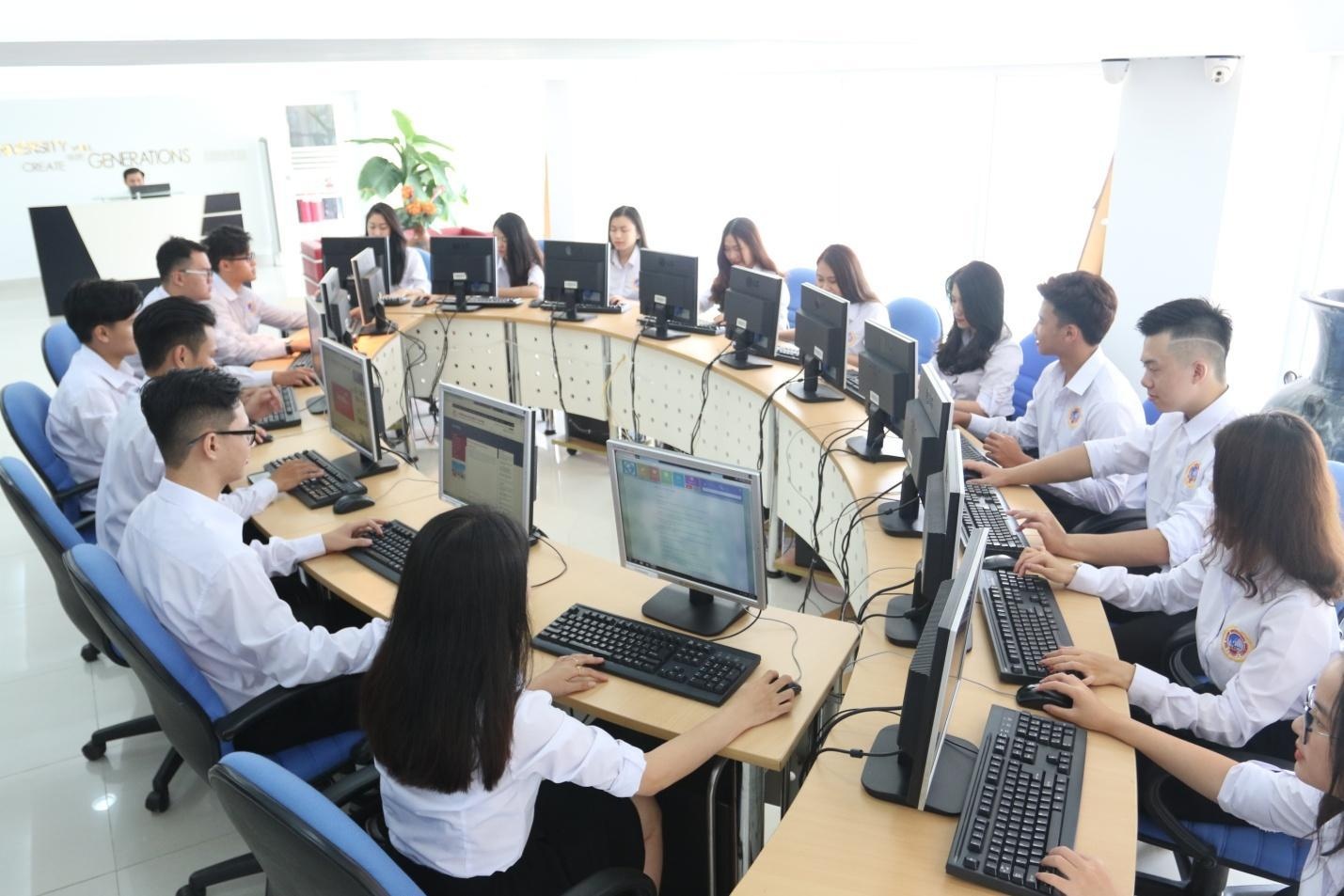 DH quoc te Sai Gon cong bo diem san xet tuyen hinh anh