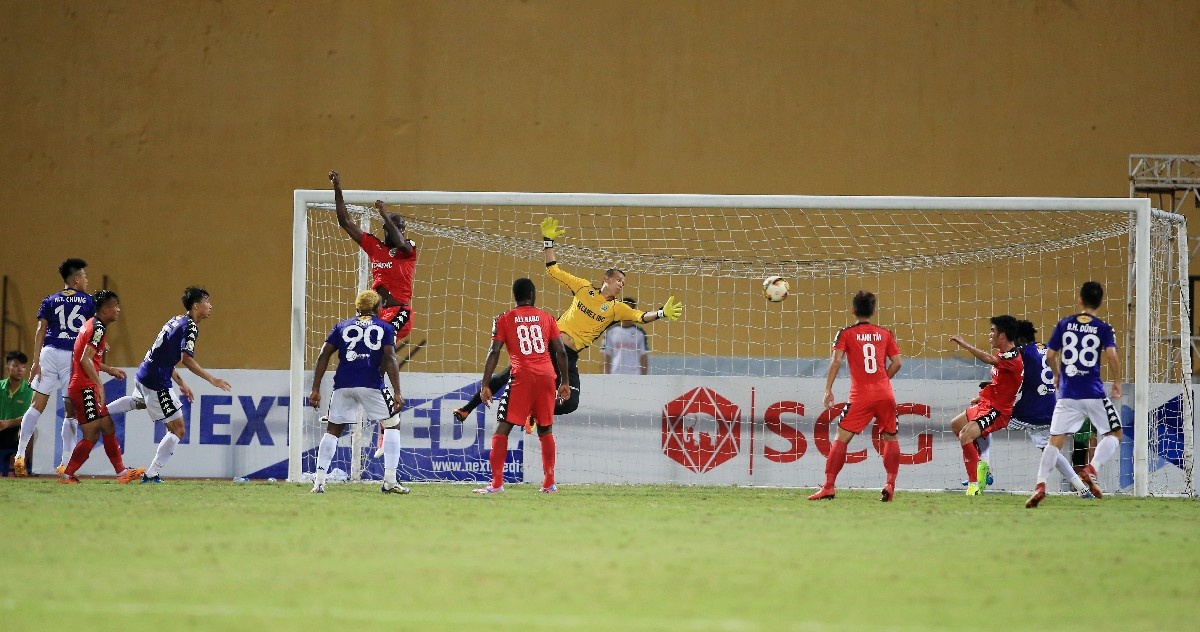 CLB Ha Noi vat va go hoa tai ban ket luot di Cup QG - Su Tu Trang hinh anh