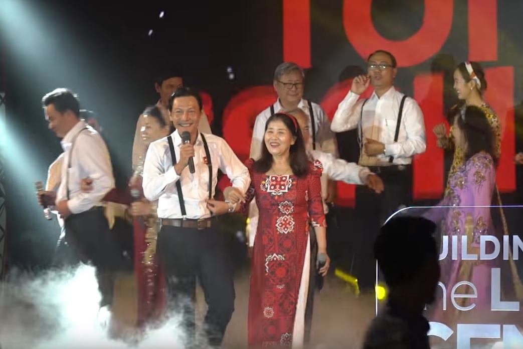 Video - Thay co iSchool tre trung voi tiet muc cover 'Ong ba anh' hinh anh