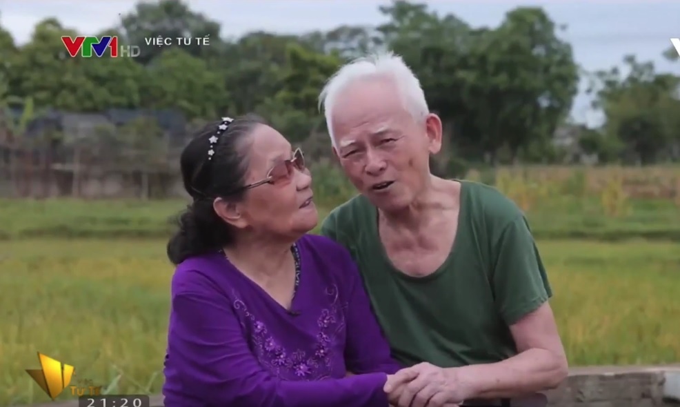 Video - Cau chuyen tinh yeu cua vo chong anh hung Phung Van Khau hinh anh