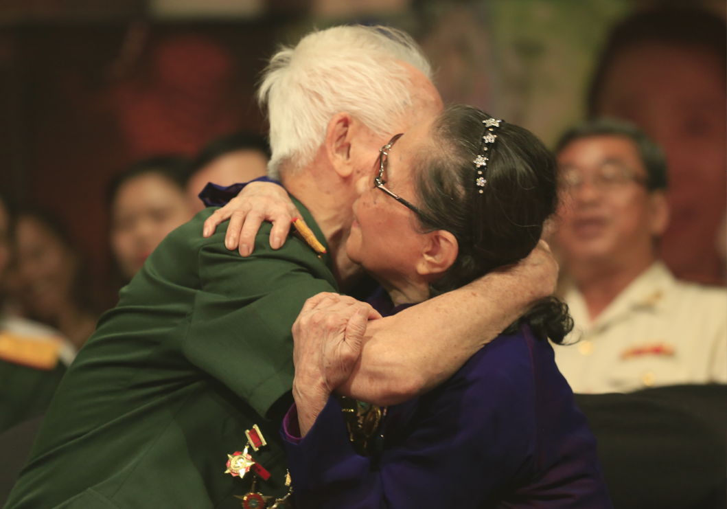 Anh hung Phung Van Khau va dam cuoi 12 dong thoi chien hinh anh