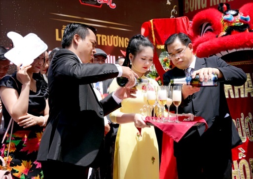 Khai truong ham ruou co Happy Beach dau tien tai Sai Gon hinh anh