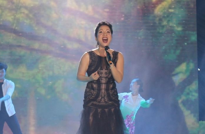 My Linh lam moi nhac co dien, Noo trinh dien hit truoc 5.000 khan gia hinh anh