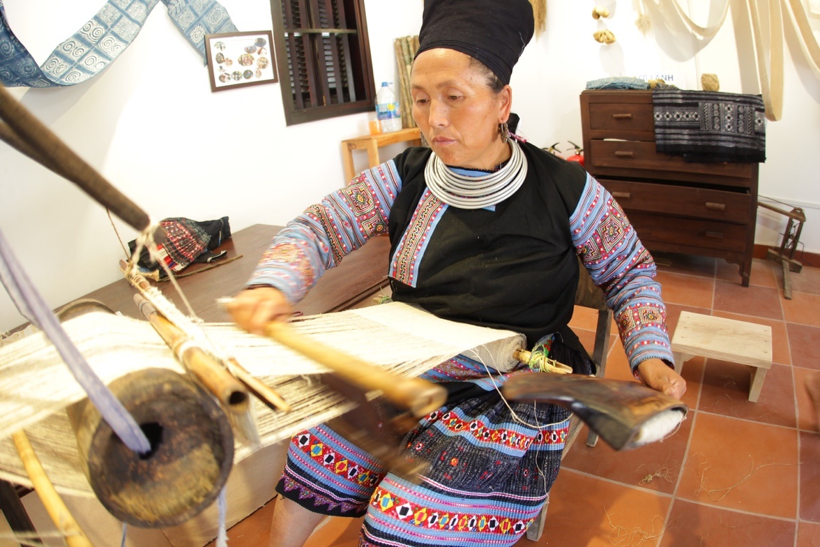 Ghe dao dan gian tham nghe nhan giay sac phong, det lua to tam hinh anh