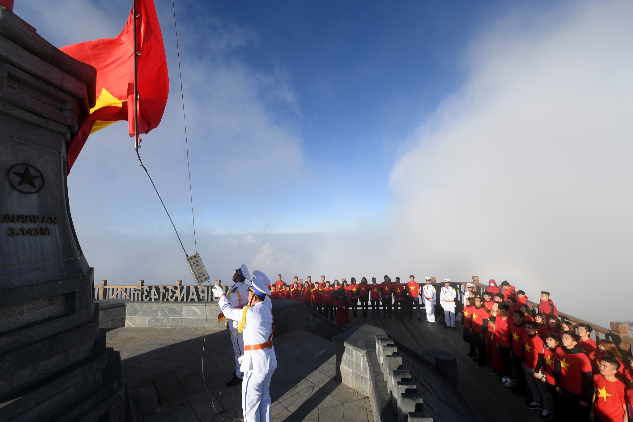 Ngam co to quoc tung bay tren dinh Fansipan hung vi hinh anh