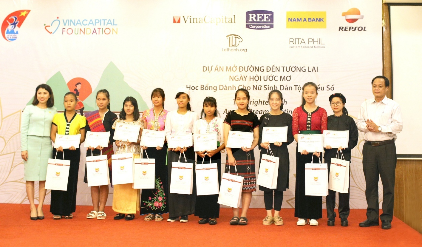 Nam A Bank trao 200 trieu dong hoc bong cho nu sinh dan toc thieu so hinh anh