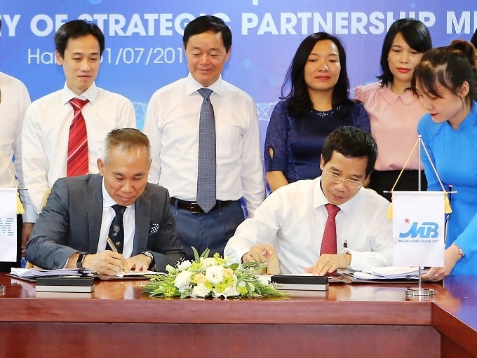 Ngan hang TMCP Quan doi ky ket thoa thuan hop tac chien luoc voi IBM hinh anh