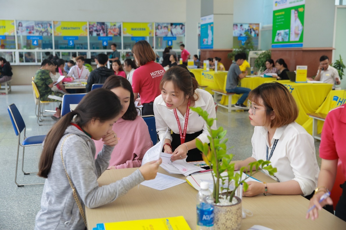 Hutech xet tuyen hoc ba den ngay 10/8 hinh anh