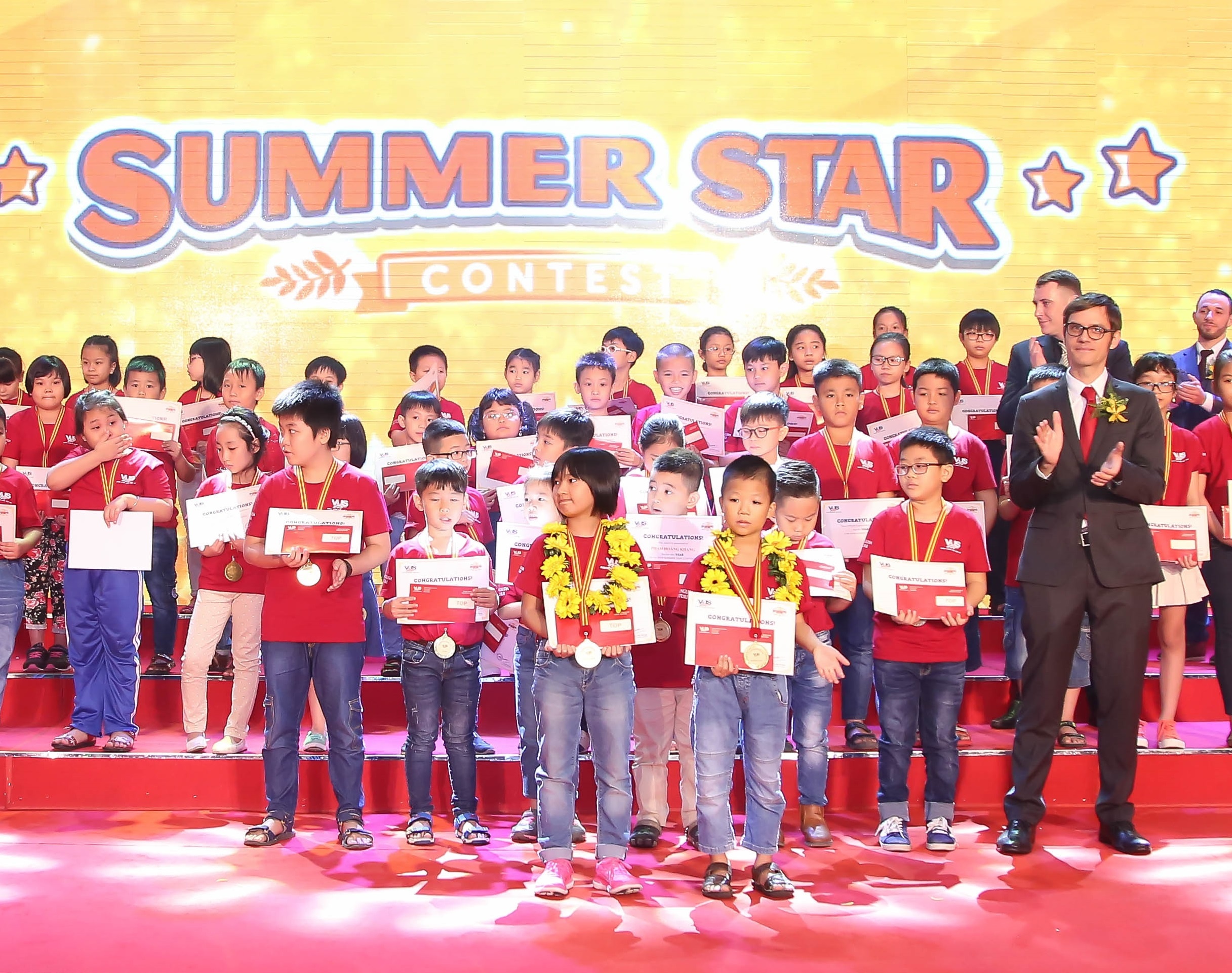 Vinh danh hon 400 hoc vien tai nang tai 'Super Summer Awards' hinh anh