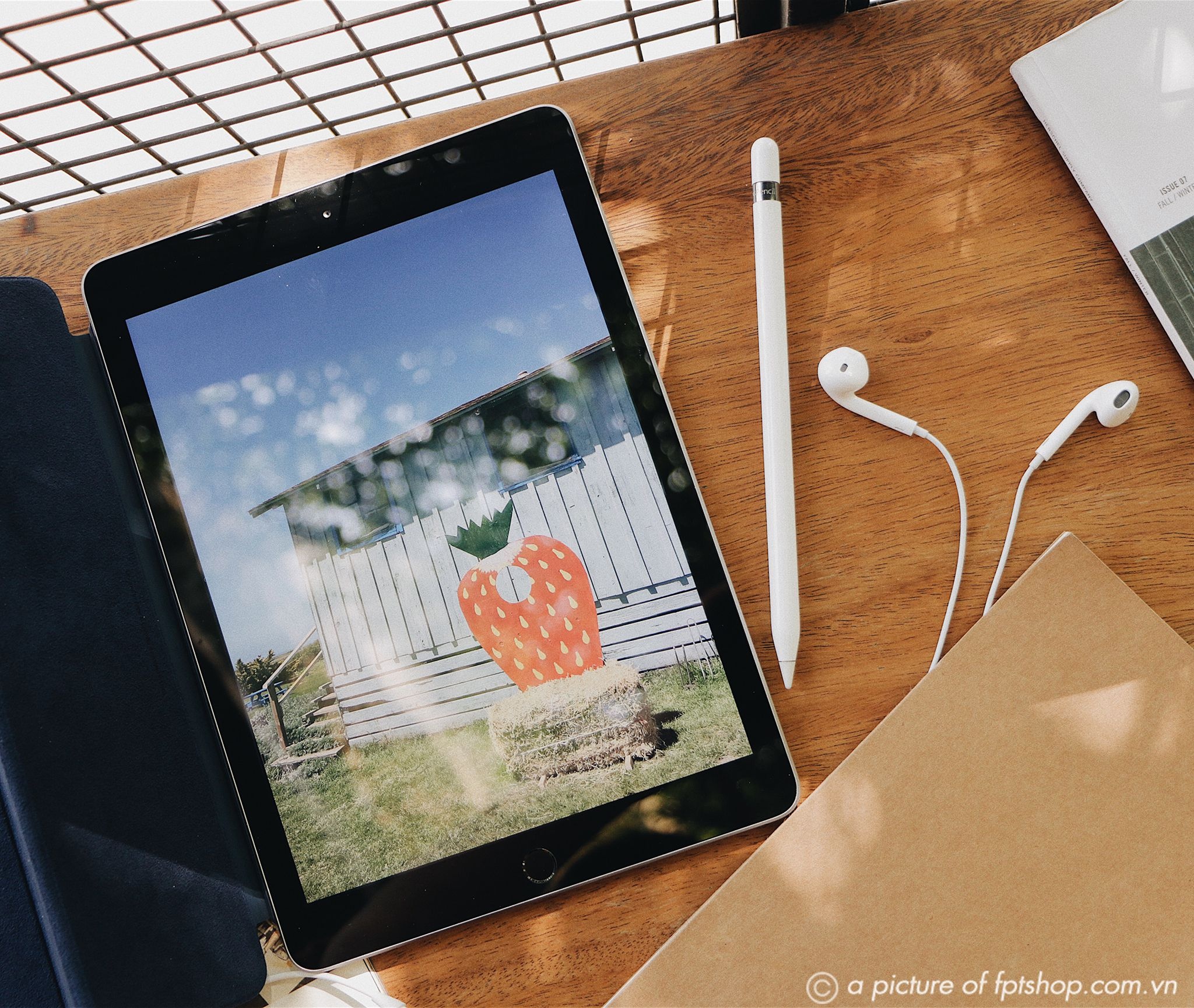 Giam 2 trieu dong khi mua iPad 2018 kem combo giao duc tai FPT Shop hinh anh