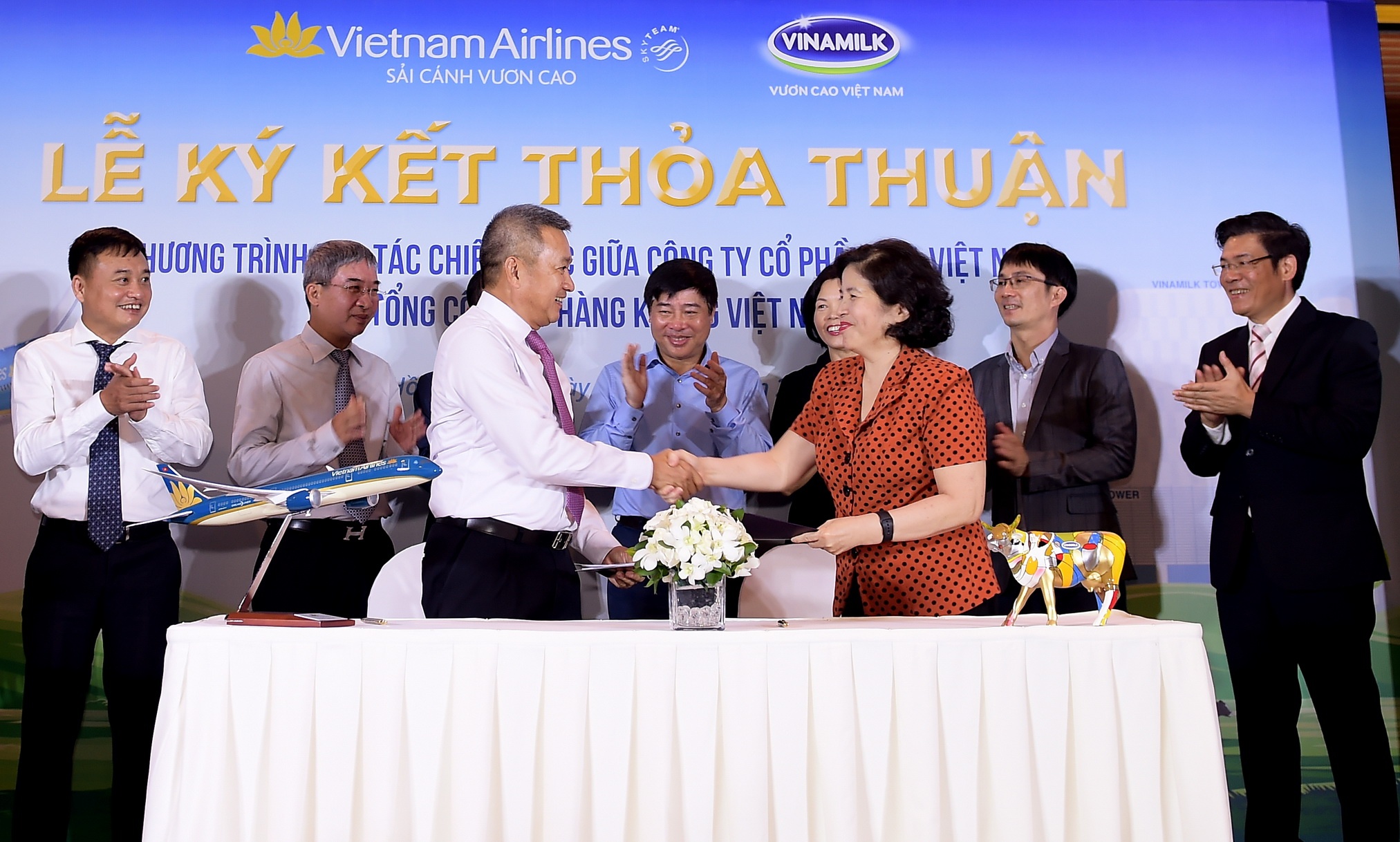 Vinamilk cung cap sua tren chuyen bay cua Vietnam Airlines hinh anh