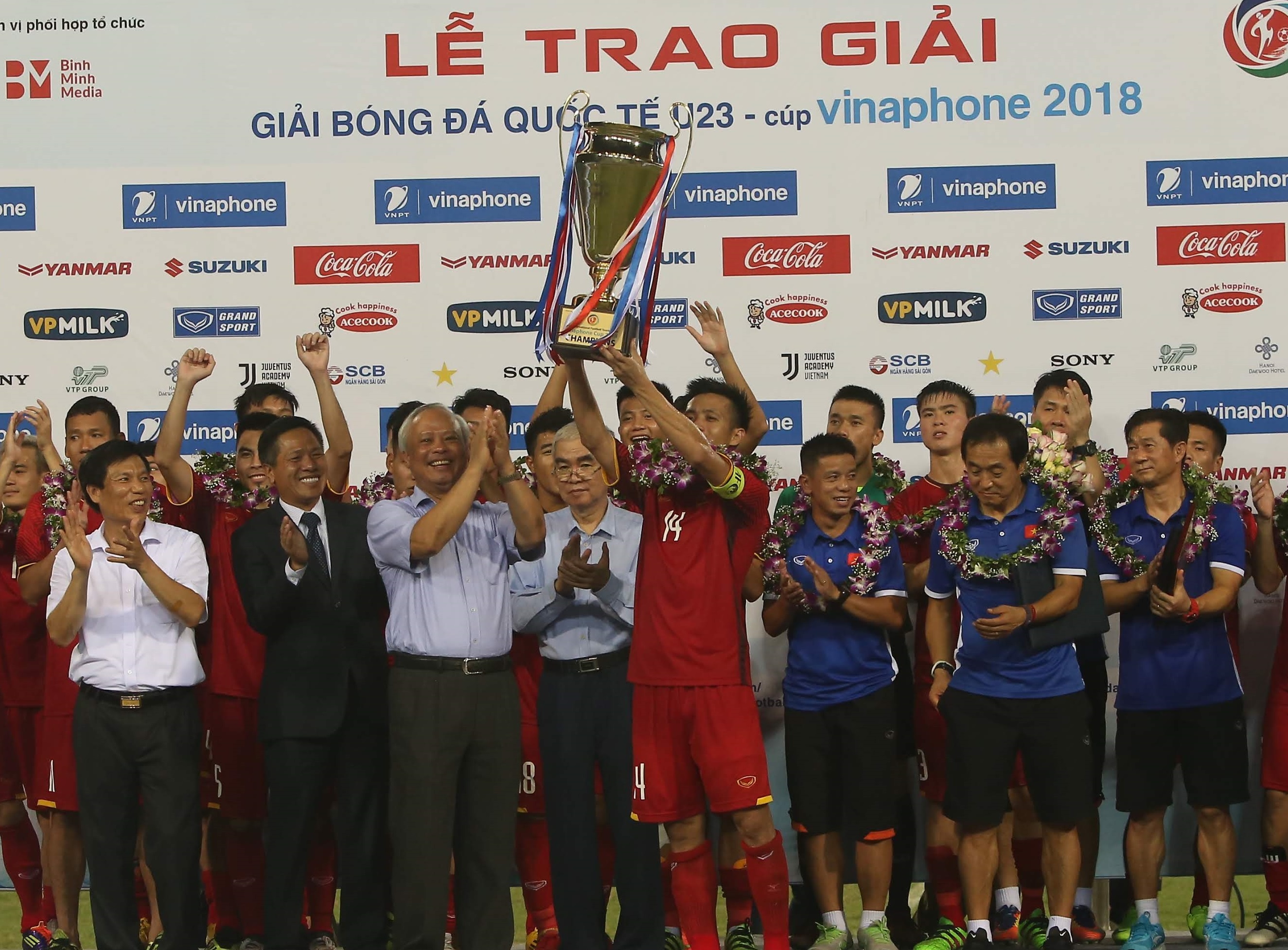U23 Viet Nam vo dich, VNPT hoanh thanh su menh Cup VinaPhone 2018 hinh anh