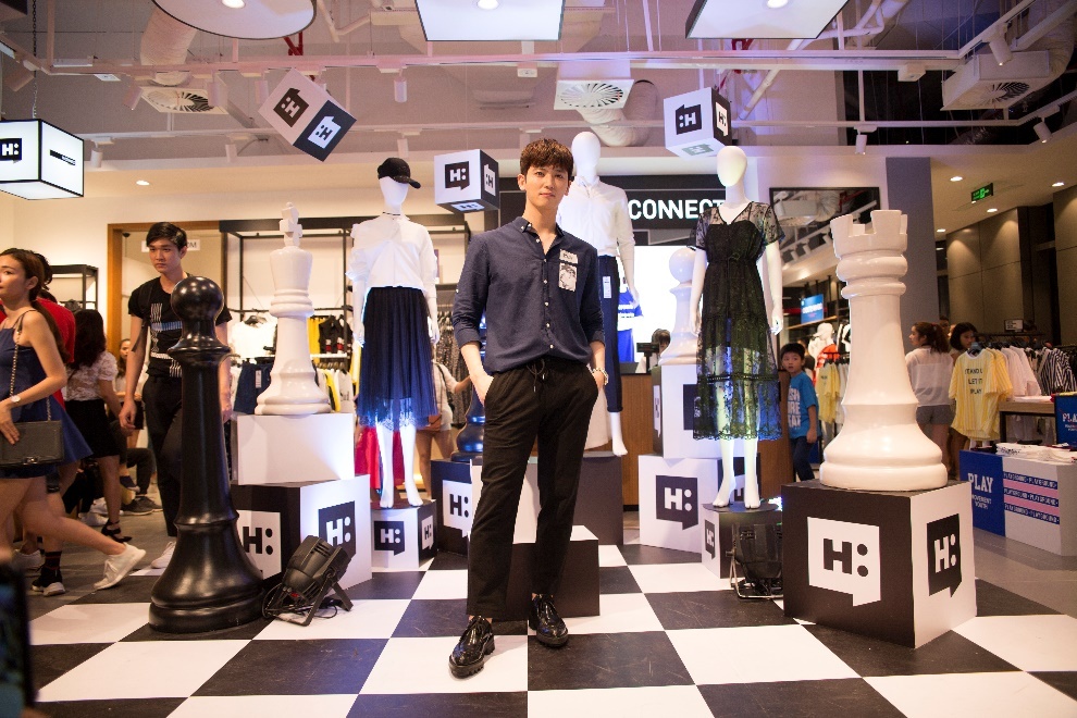 'Hien tuong mang xu Han' hoi ngo sao Viet tren tham do thoi trang hinh anh