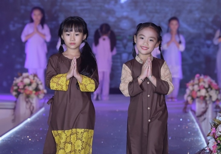 Trang phuc phat tu Thien Phat ra mat BST 'Tim sen 3' don mua Vu Lan hinh anh