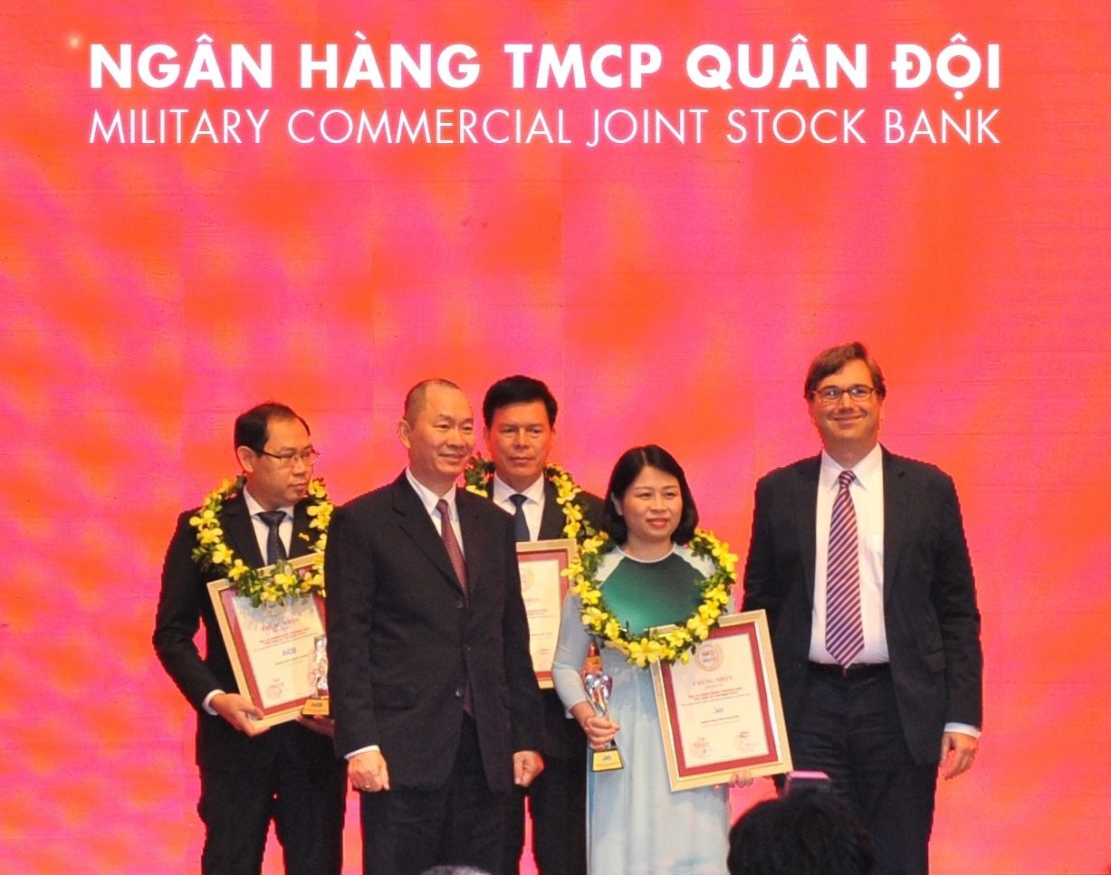 MB tang 2 bac trong top 10 ngan hang thuong mai Viet Nam uy tin 2018 hinh anh