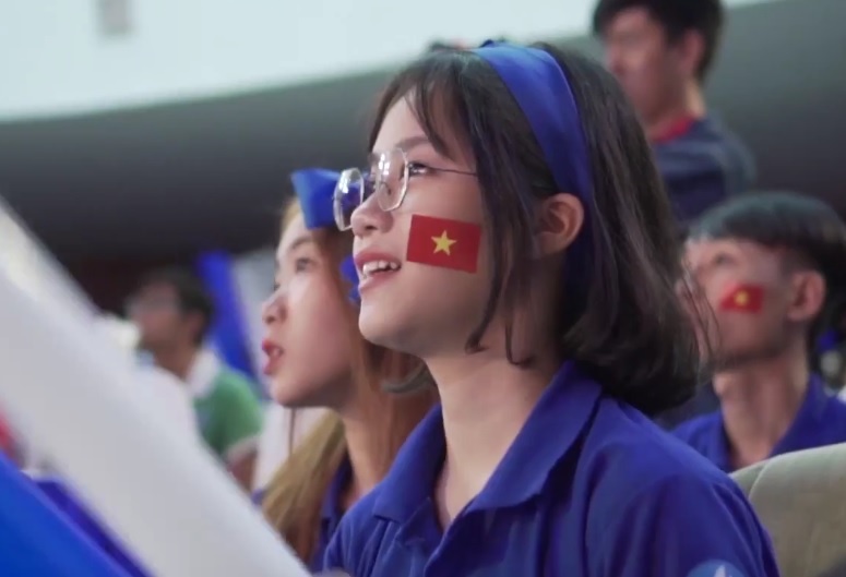 2.000 sinh vien so kien thuc tai chinh, gianh ve xem AFF Cup hinh anh