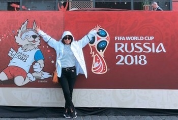 Mot ngay trai nghiem FIFA World Cup cua 2 nu CDV Viet hinh anh