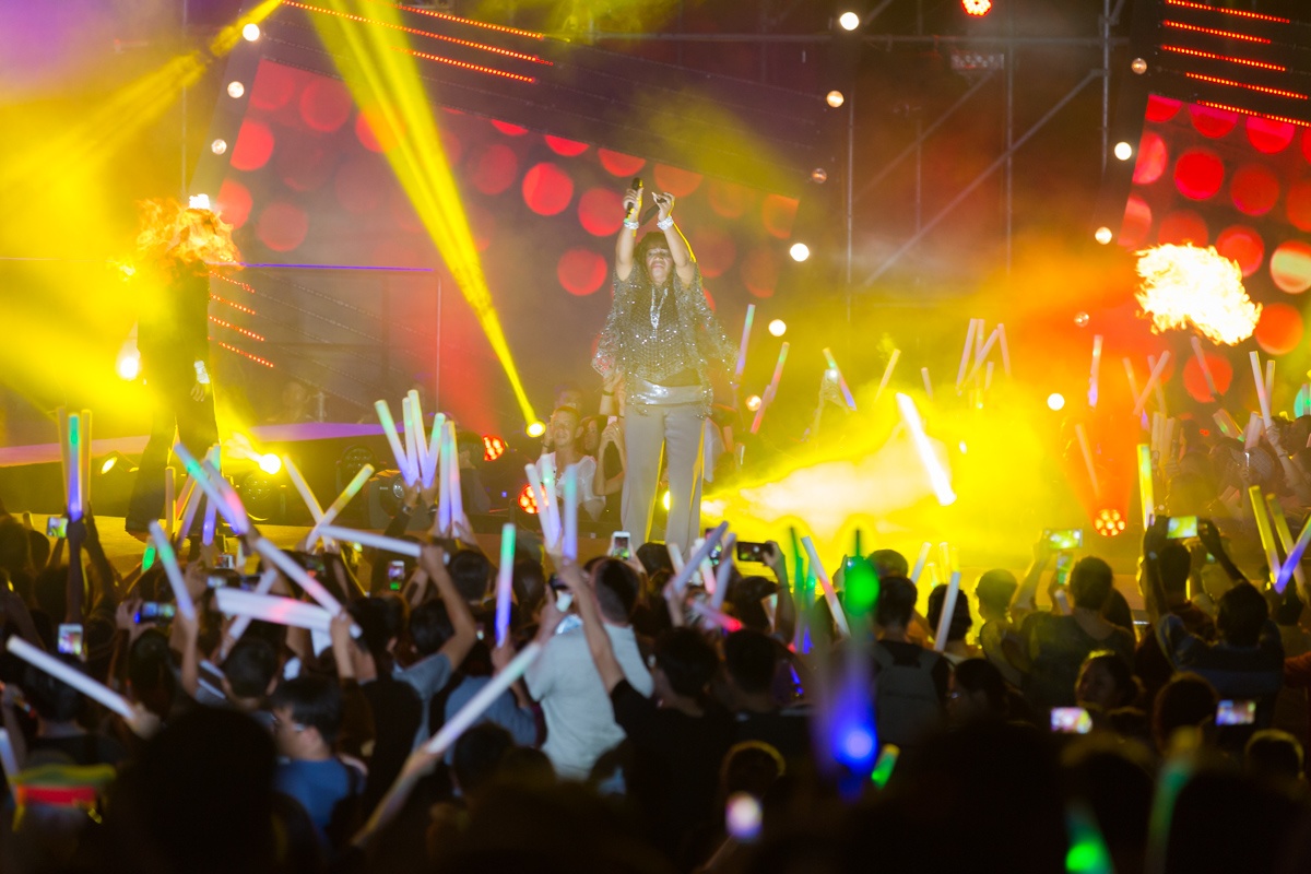 Hang nghin khan gia chay het minh cung dem nhac Boney M tai Nha Trang hinh anh