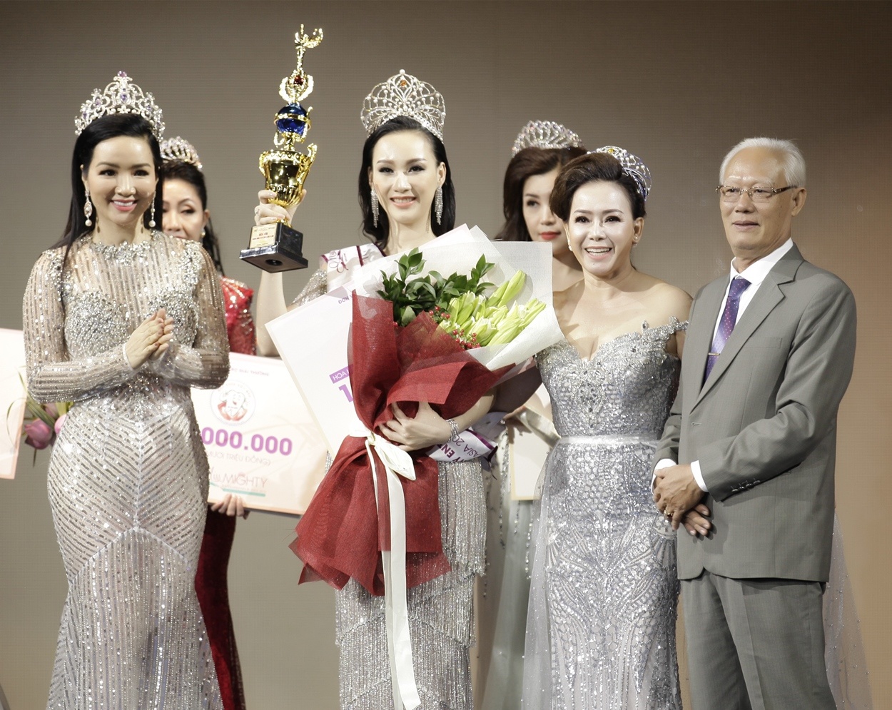 Hoa hau Doanh nhan Toan nang chau A anh 1