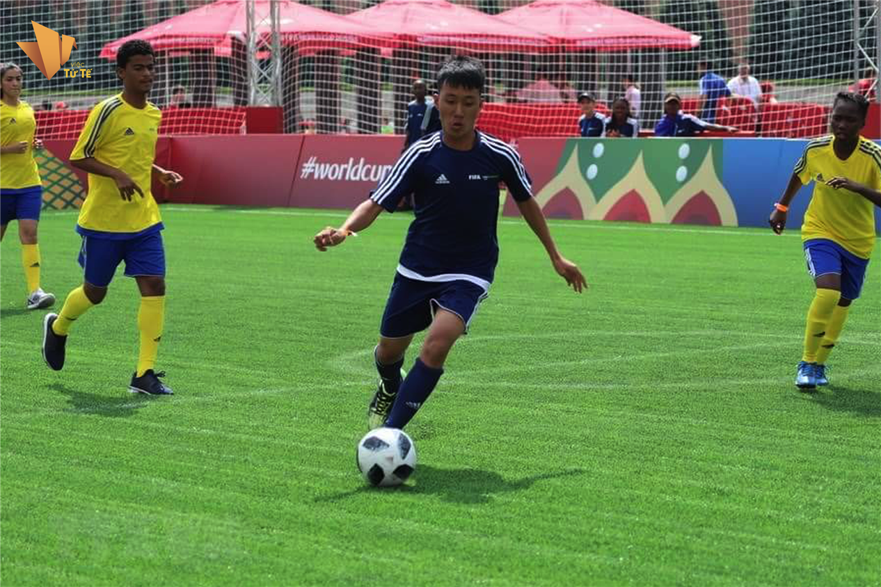 Ha Danh Du - cau be mo coi duoc choi bong tai Nga dip World Cup 2018 hinh anh