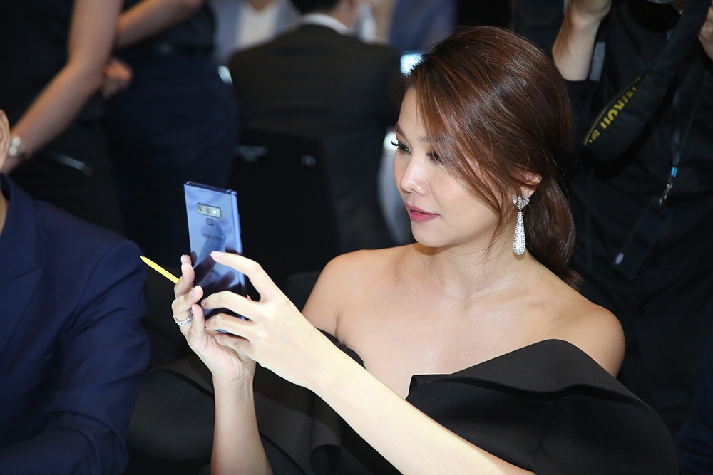 Thanh Hang: ‘Galaxy Note9 thong minh va khac biet' hinh anh