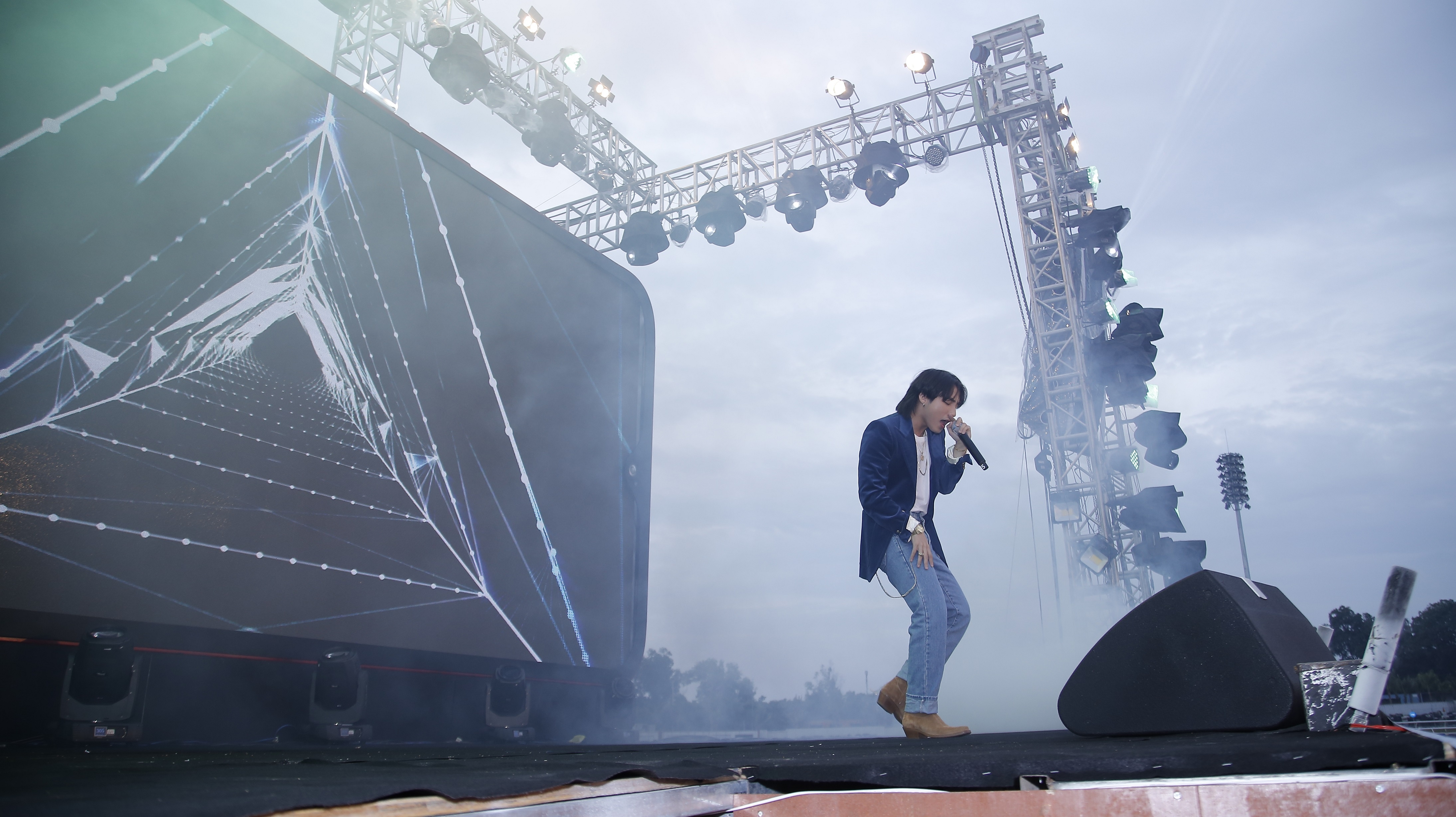 Son Tung dien vest lich lam, hat live 'Chay ngay di' tai truong dua hinh anh