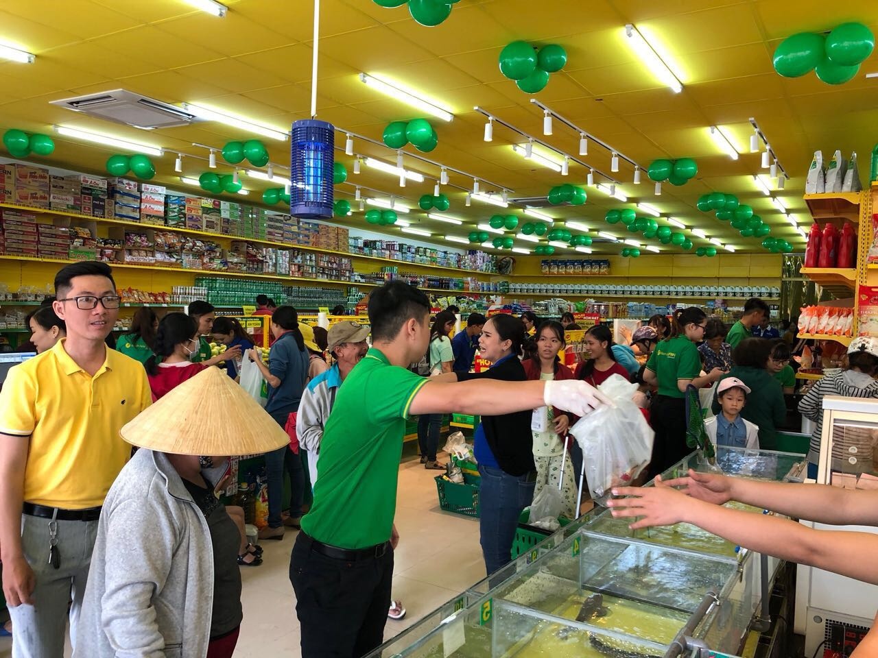 Bach hoa Xanh Binh Tan dat hon mot ty doanh thu sau 3 ngay khai truong hinh anh