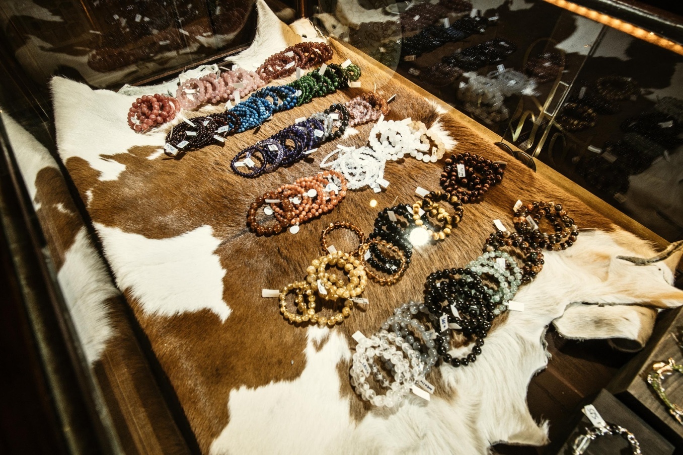 Trang suc da phong thuy, thiet ke theo cam hung co tich tai Gypsy.lala hinh anh