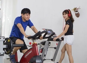 Ly Hai, Cong Vinh mua gi tang cha me dip Vu Lan? hinh anh