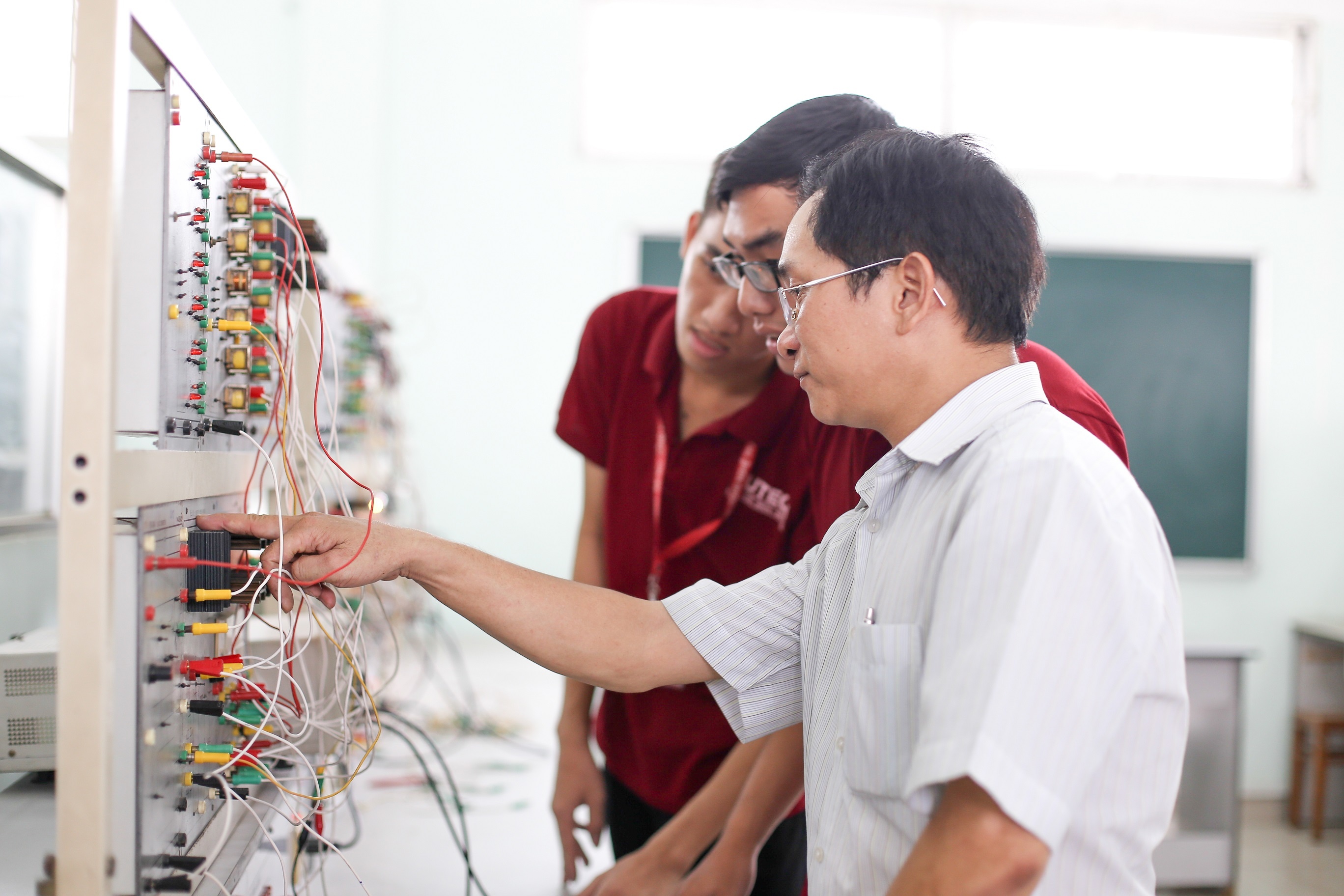 Hutech tuyen sinh lien thong dai hoc dot 2 hinh anh