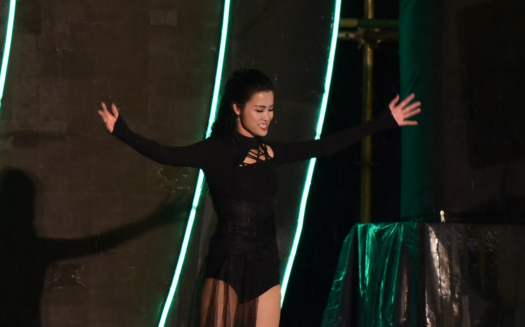 Dong Nhi doi mua giao luu cung khan gia Da Nang hinh anh