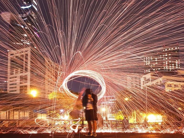 Gioi tre 3 mien ‘hoa phep’ qua loat anh light graffiti hinh anh