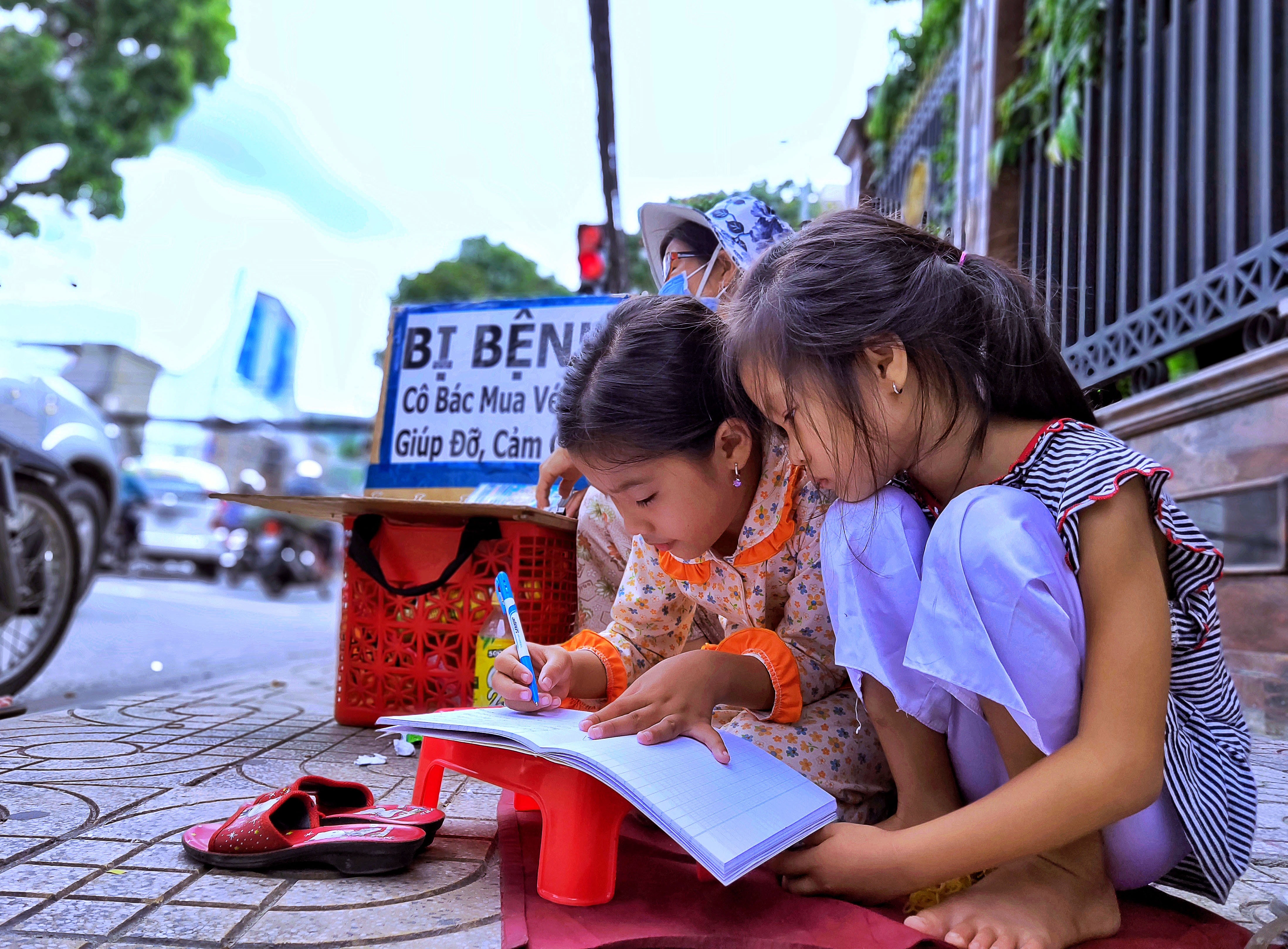 Cap chi em ban ve so va uoc mo den gan hon voi con chu hinh anh