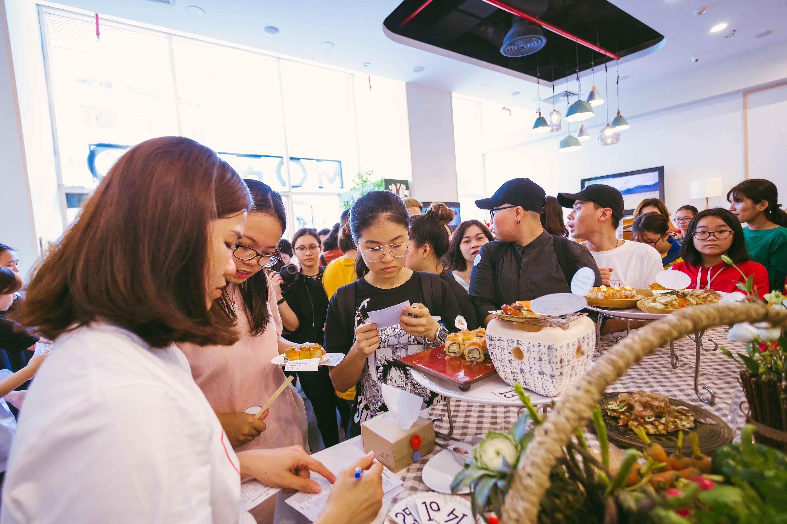 Hon 500 ban tre tham gia khai truong nha hang Morico hinh anh