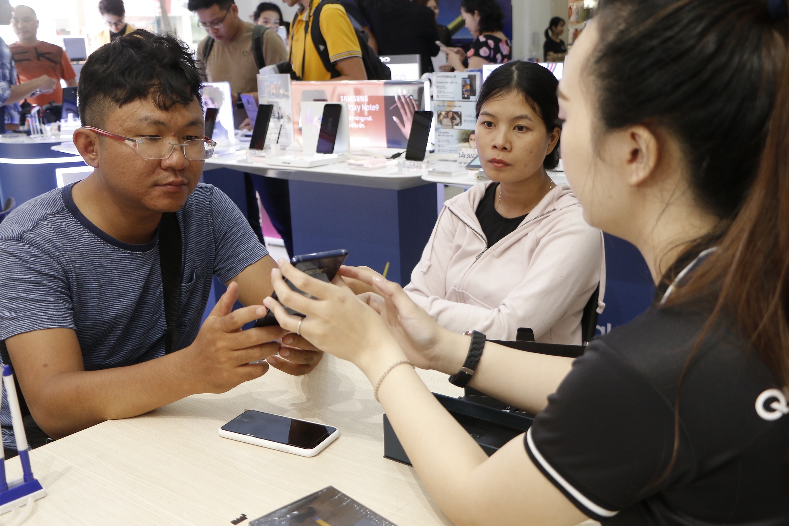 FPT Shop tap nap ngay mo ban Galaxy Note9 hinh anh