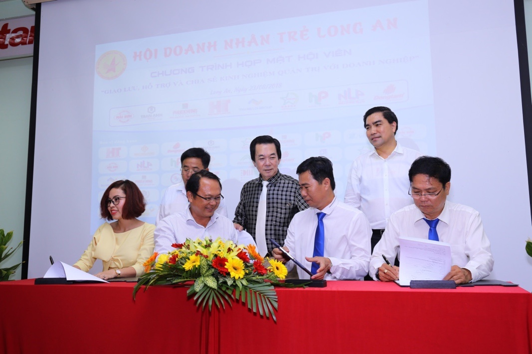 Hoi doanh nhan tre Long An ket nap 13 hoi vien moi hinh anh