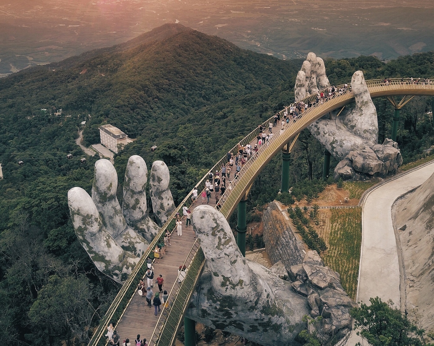 Du khach Malaysia tang 25.000 nguoi theo doi sau khi dang anh cau Vang hinh anh