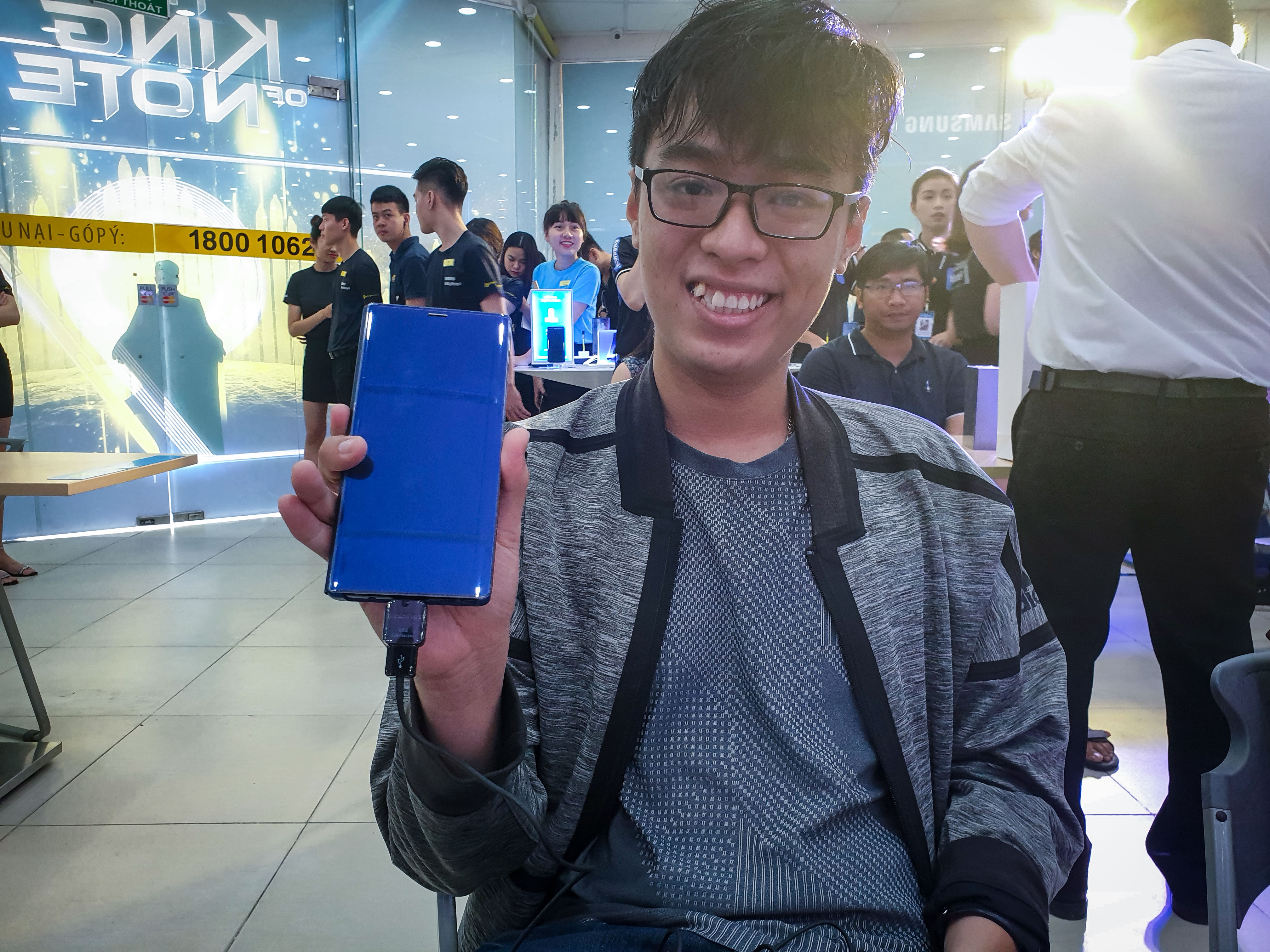 Nguoi dung xep hang 15 gio ngoai troi de mua duoc Samsung Galaxy Note9 hinh anh