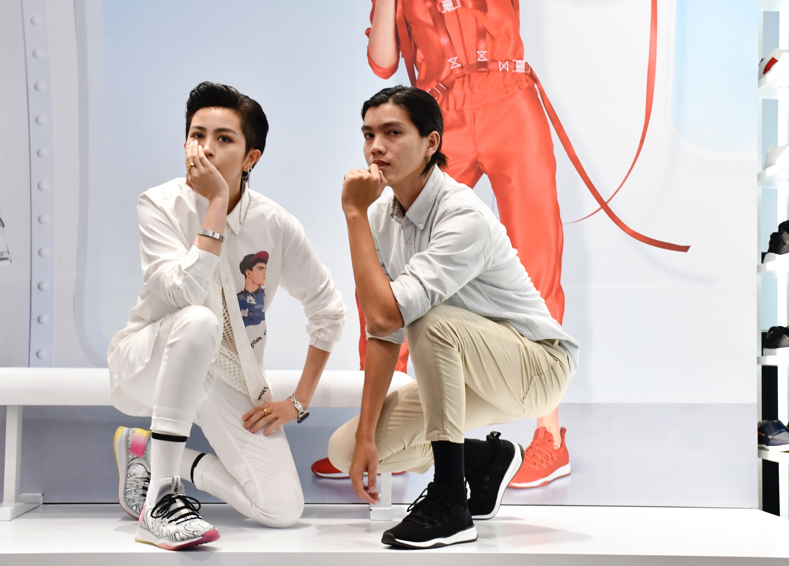 Ban tre Sai thanh hoa fashionista, tao dang chuyen nghiep tren tham do hinh anh