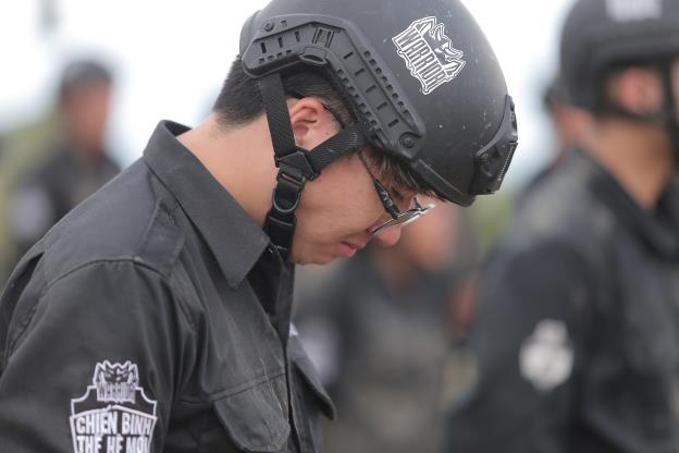 Thu linh Phat La bat luc bat khoc trong ngay dau huan luyen hinh anh