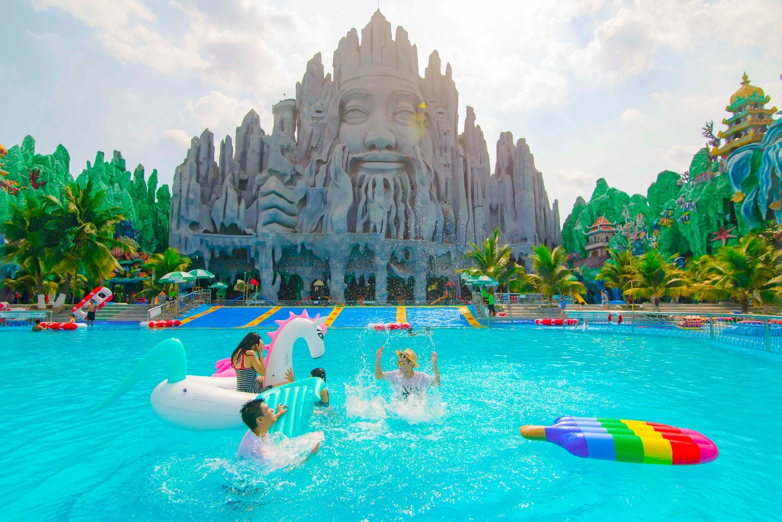 Den Suoi Tien trai nghiem ky nghi vang dip le 2/9 hinh anh