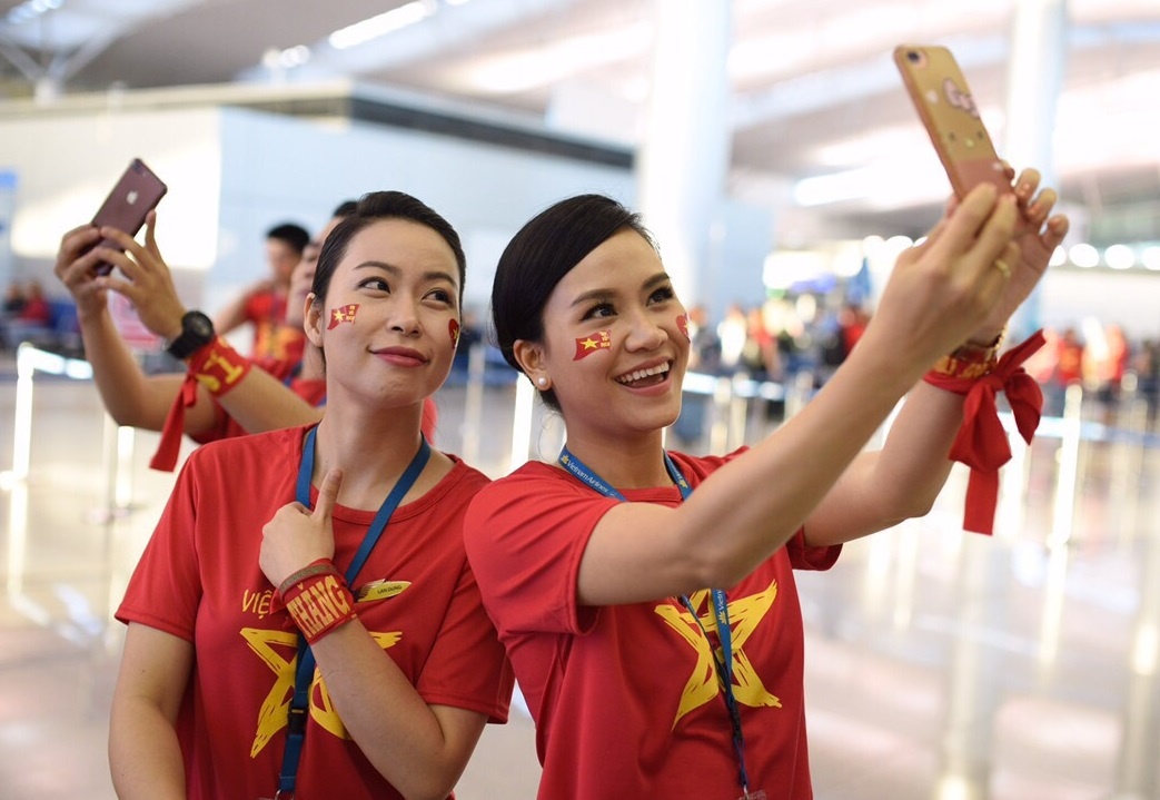 Tiep vien Vietnam Airlines mac ao co do sao vang phuc vu CDV Viet hinh anh