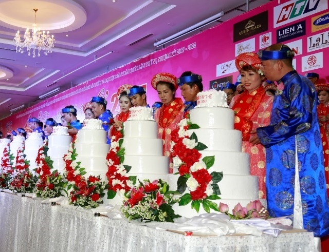 100 cap doi du le cuoi tap the tai Queen Plaza hinh anh