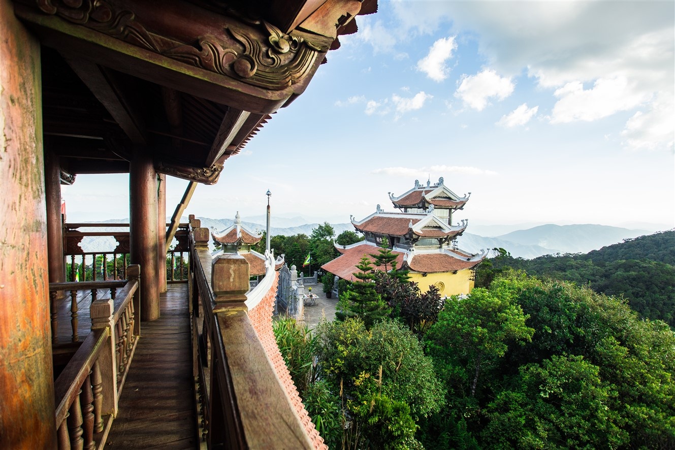 Chua Viet linh thieng tren dinh non cao hinh anh