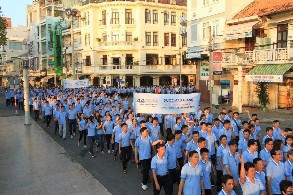 2.000 can bo, nhan vien Duoc Hau Giang di bo gay quy cho benh nhan hinh anh