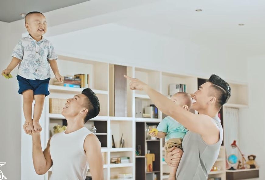 Quoc Co, Quoc Nghiep: 'Hanh phuc nhat la nghe tieng cuoi cua con' hinh anh