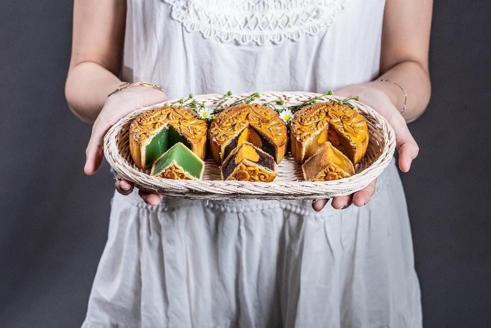 Cach thuong thuc banh trung thu dung dieu, giup giu tron huong vi hinh anh